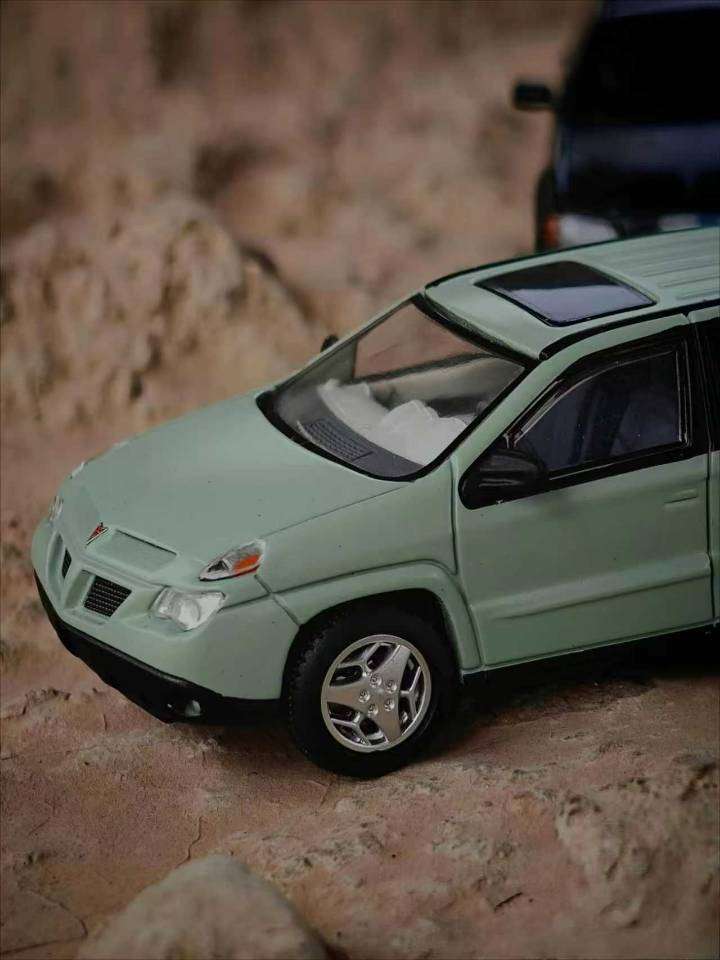 GOC 1:64 2004 Pontiac Aztek Light Green