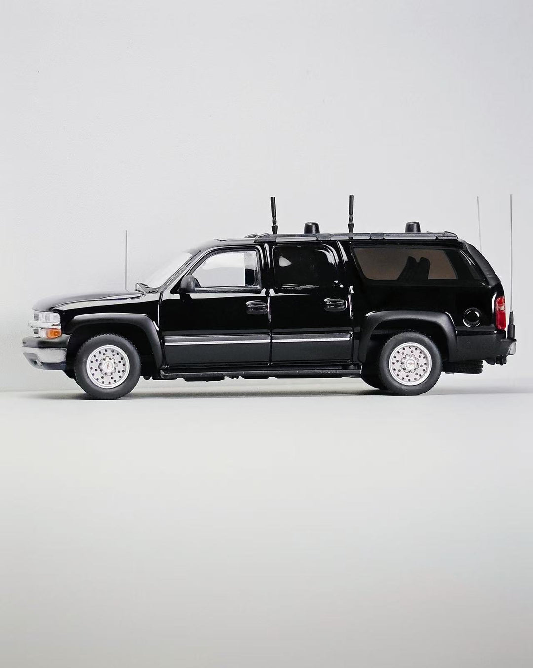 [Preorder] MK Miniatures 1:64 2003 Chevrolet Suburban CIA Signal Jamming Vehicle Black MK2401-03-A1