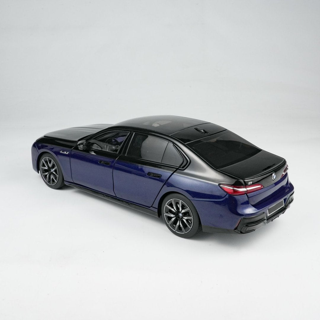 MINICHAMPS 1:18 BMW i7 M70 (G70) – 2024 BLUE METALLIC/BLACK METALLIC 110023701