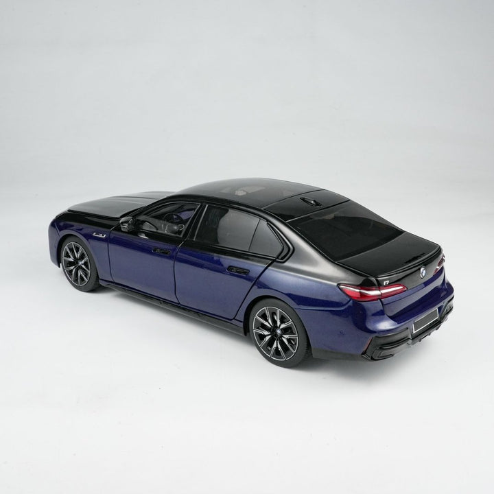 MINICHAMPS 1:18 BMW i7 M70 (G70) – 2024 BLUE METALLIC/BLACK METALLIC 110023701
