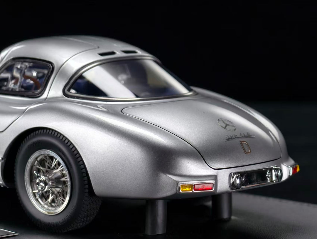 [Preorder] V8 Model 1:18 Mercedes Benz 300SLR (2 Colours)