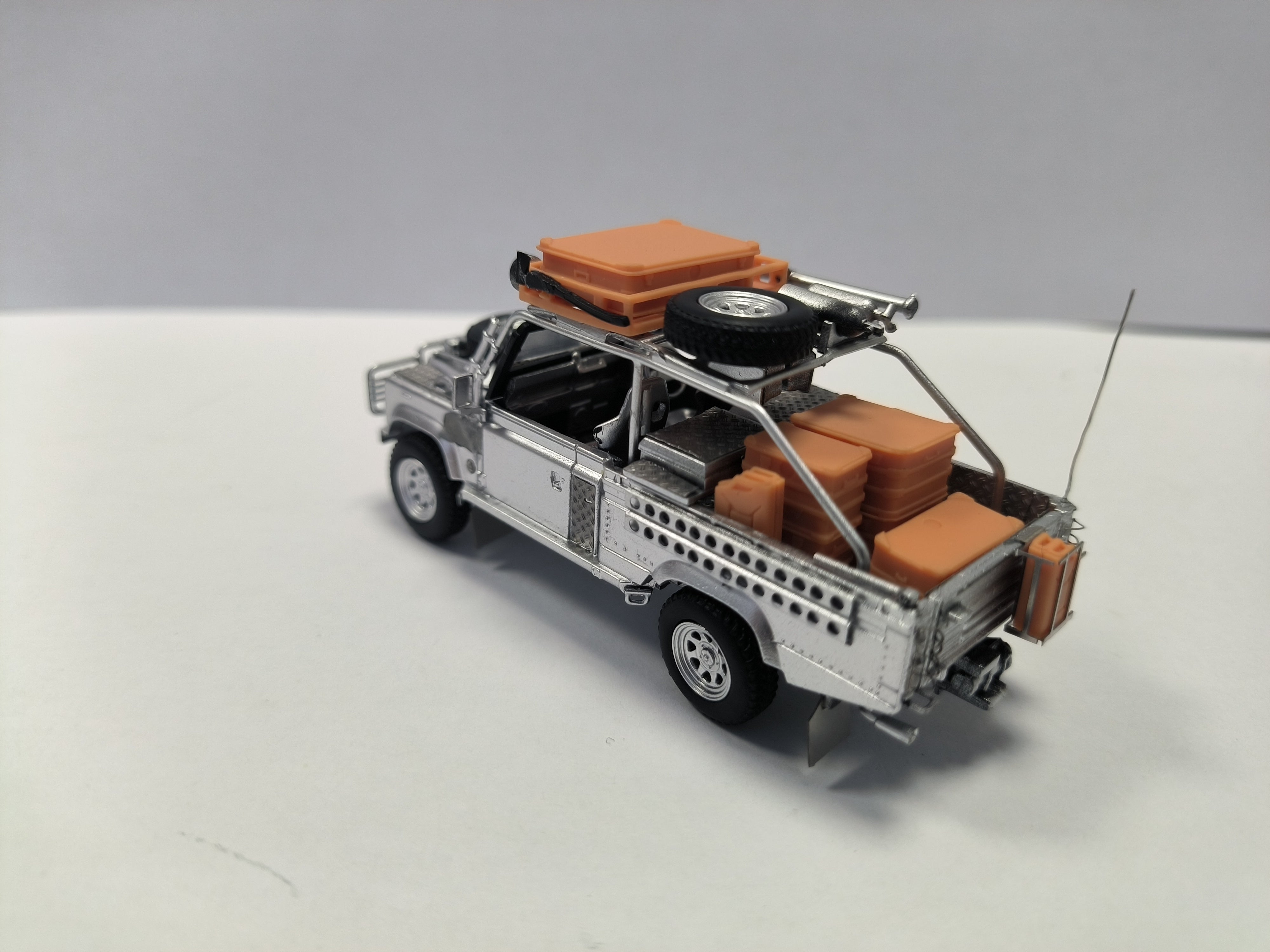 Preorder] DCM 1:64 Land Rover Defender Tomb Raider Livery