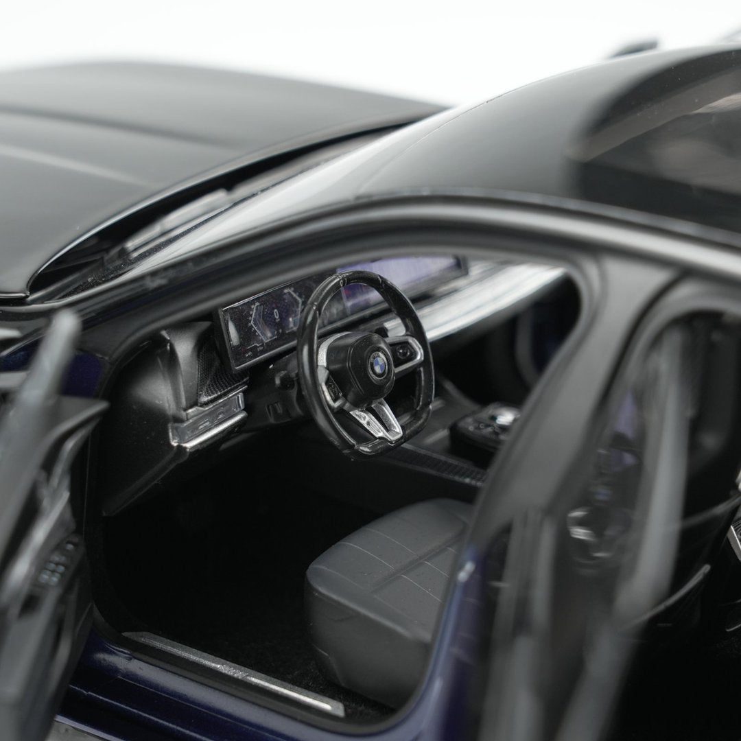 MINICHAMPS 1:18 BMW i7 M70 (G70) – 2024 BLUE METALLIC/BLACK METALLIC 110023701