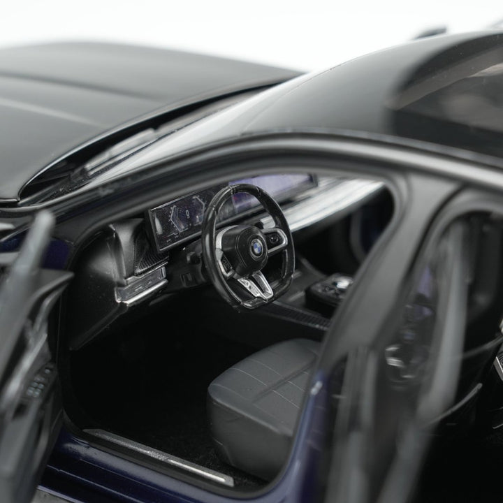 MINICHAMPS 1:18 BMW i7 M70 (G70) – 2024 BLUE METALLIC/BLACK METALLIC 110023701
