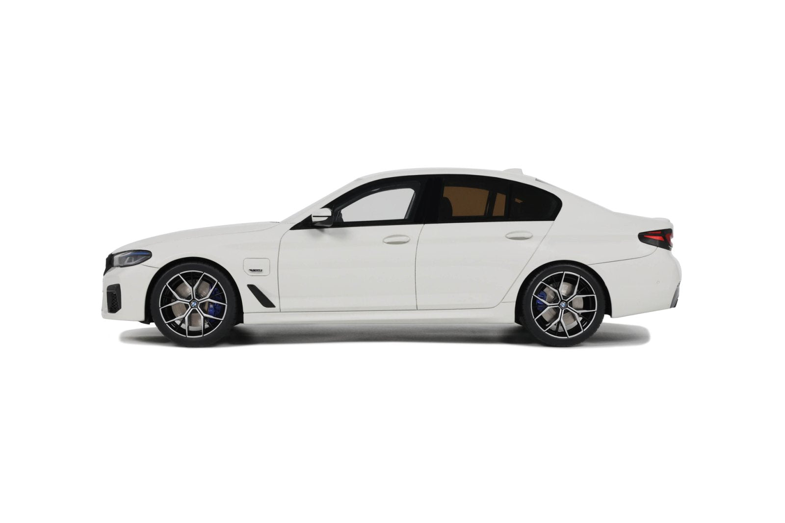 GT Spirit 1:18 BMW 545E X DRIVE SALOON M SPORT ALPINE WHITE III