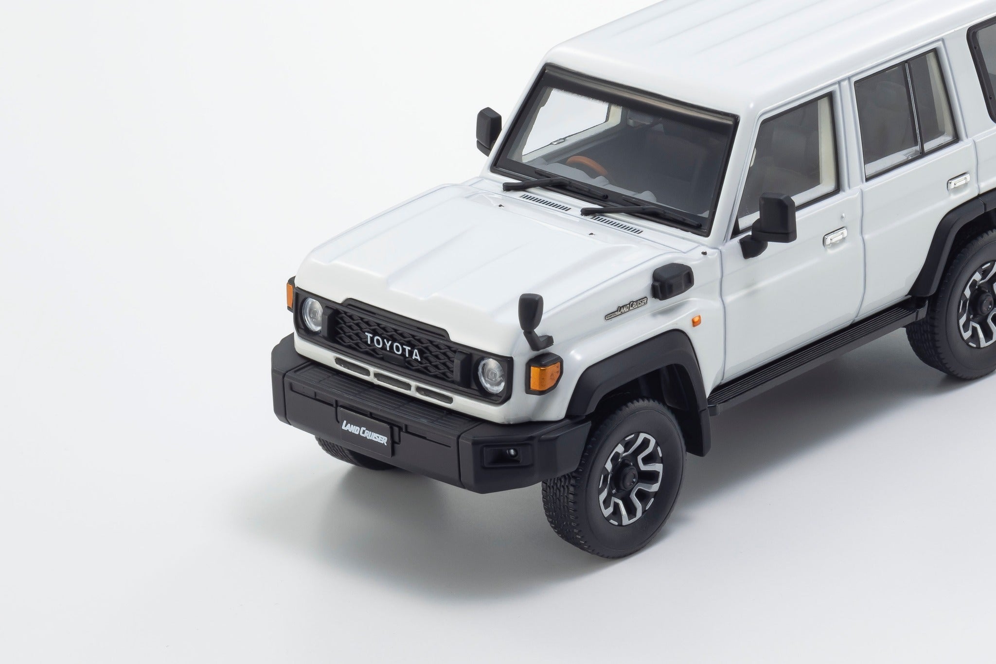 Kyosho 1:43 Toyota Land Cruiser 70 4(3 Colours) 03928BE/03928W