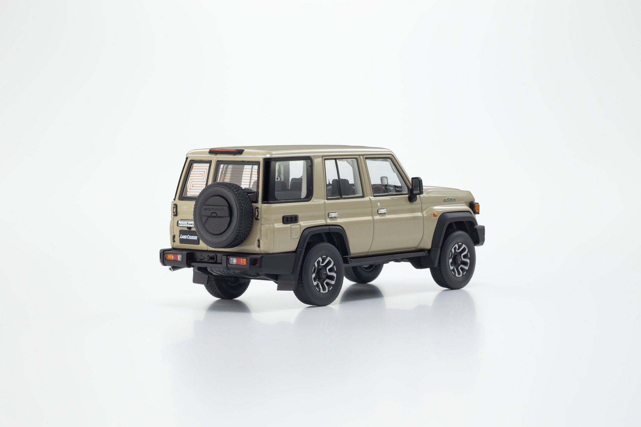 Toyota Land Cruiser 70ミニカー ベージュ Kyosho 1:43 Toyota Land Cruiser 70 4(3 Colours) 03928BE/03928W