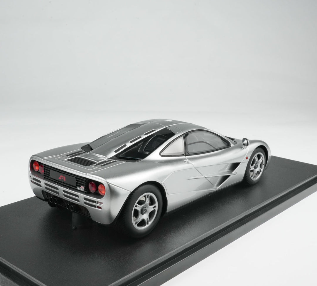 GT Spirit 1:18 McLaren F1 Silver with Acrylic Case CLDC045