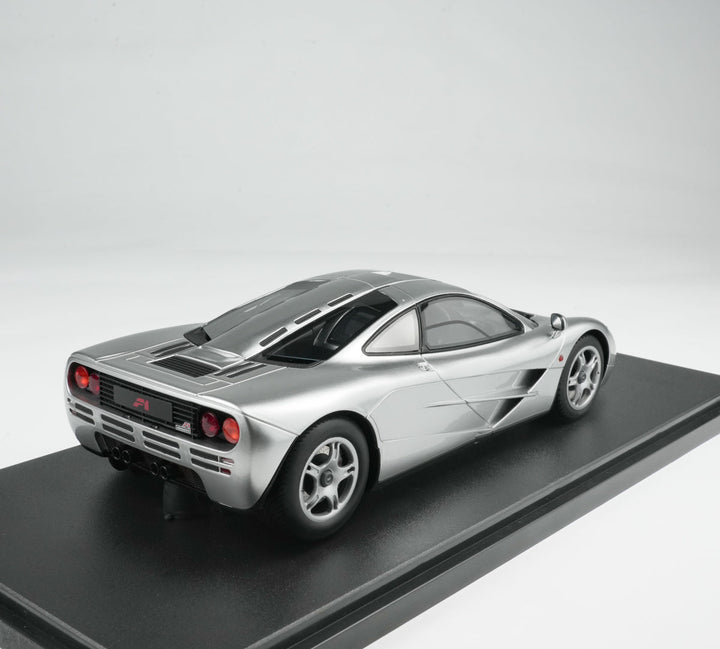 GT Spirit 1:18 McLaren F1 Silver with Acrylic Case CLDC045