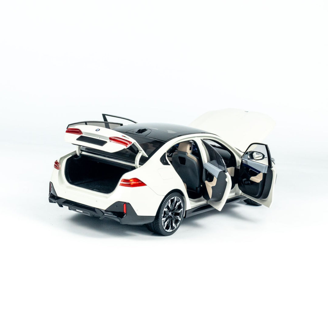 [Preorder] MINICHAMPS 1:18 BMW i5 - 2023 - WHITE METALLIC 110023402