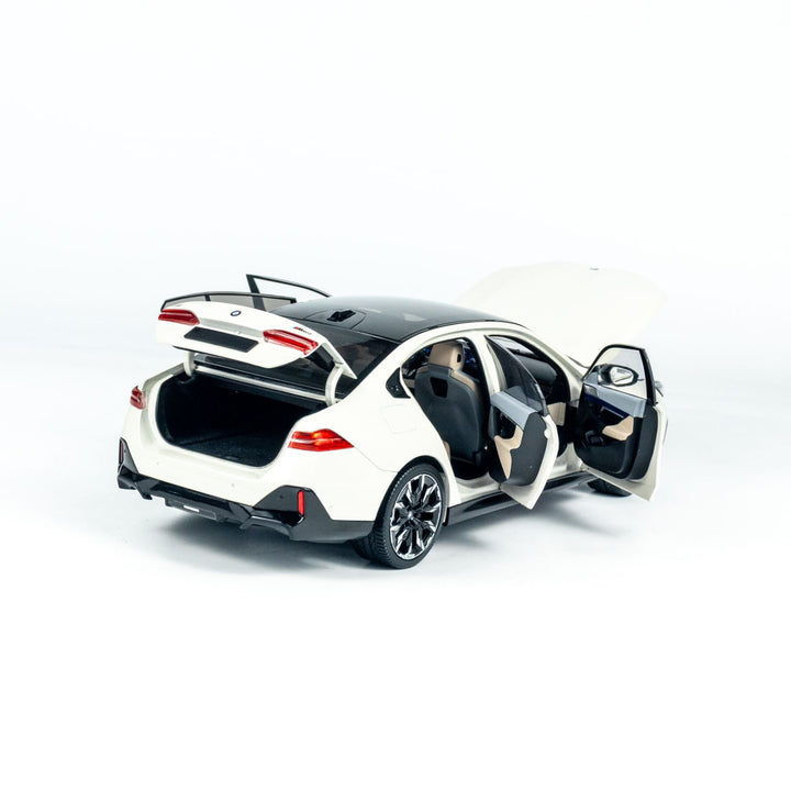 [Preorder] MINICHAMPS 1:18 BMW i5 - 2023 - WHITE METALLIC 110023402