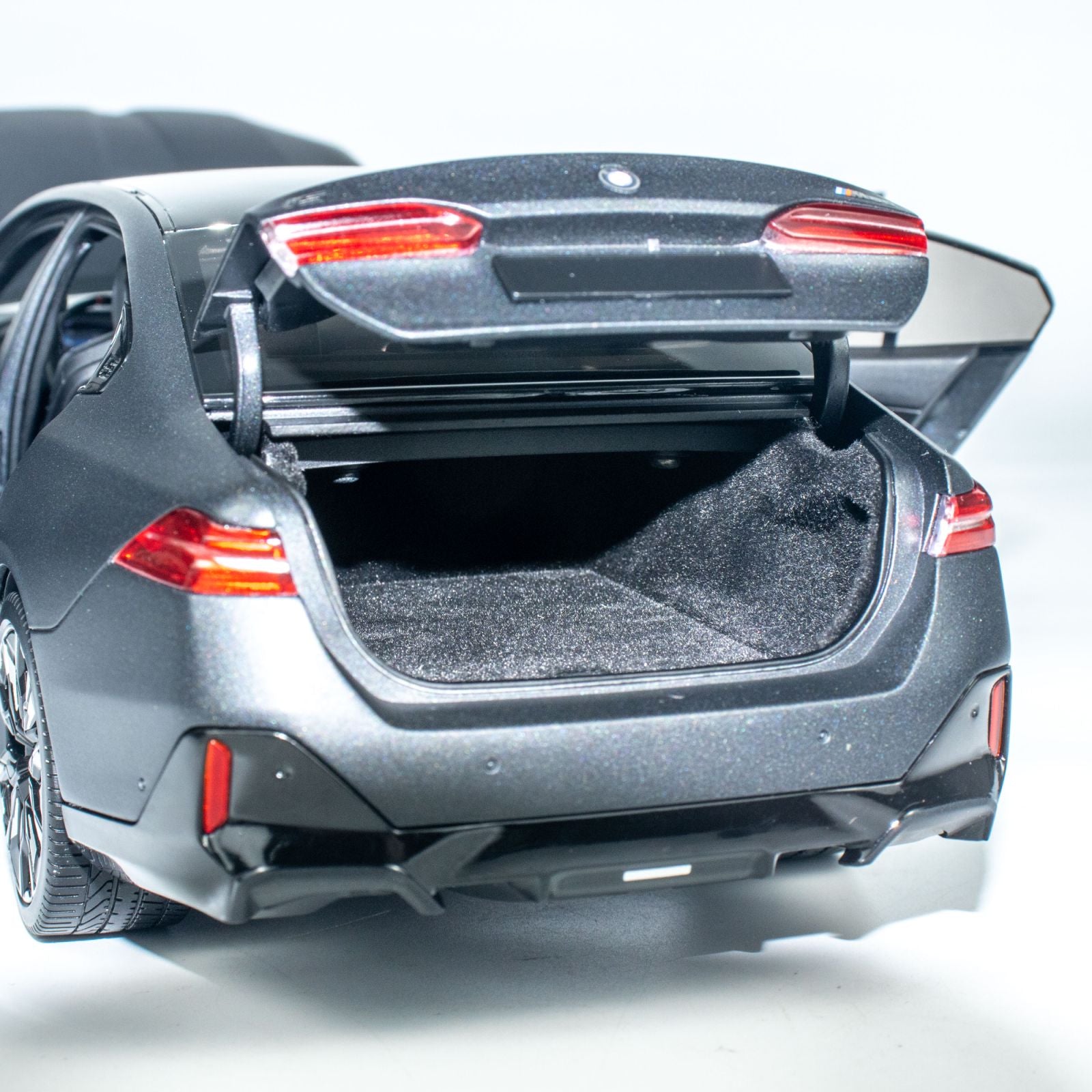 MINICHAMPS 1:18 BMW i5 - 2023 - Gray METALLIC 110023401 – Horizon
