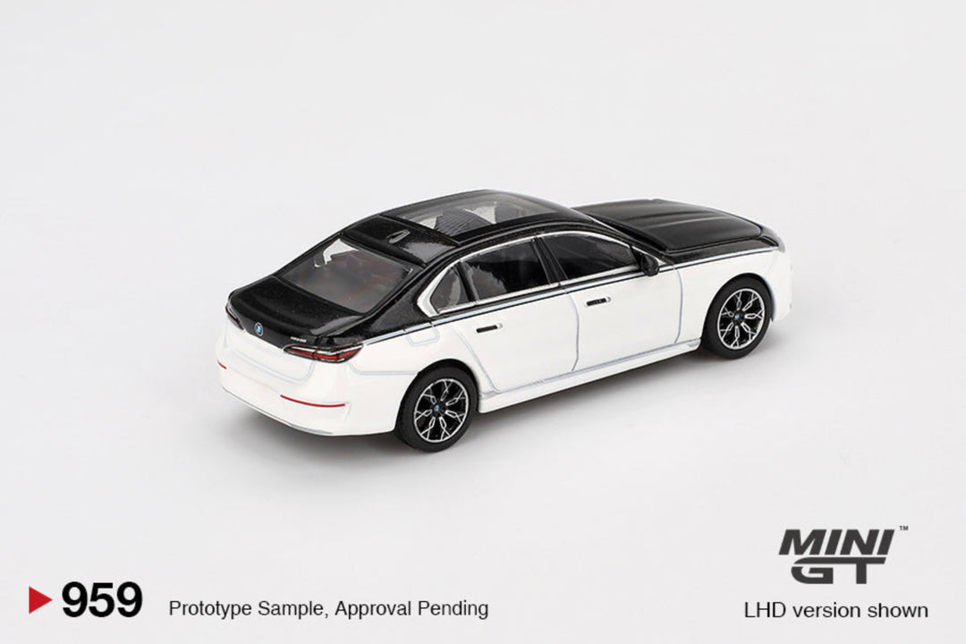 [Preorder] MINIGT 1:64 BMW i7 xDrive60 Alpine White / Black Sapphire MGT00959