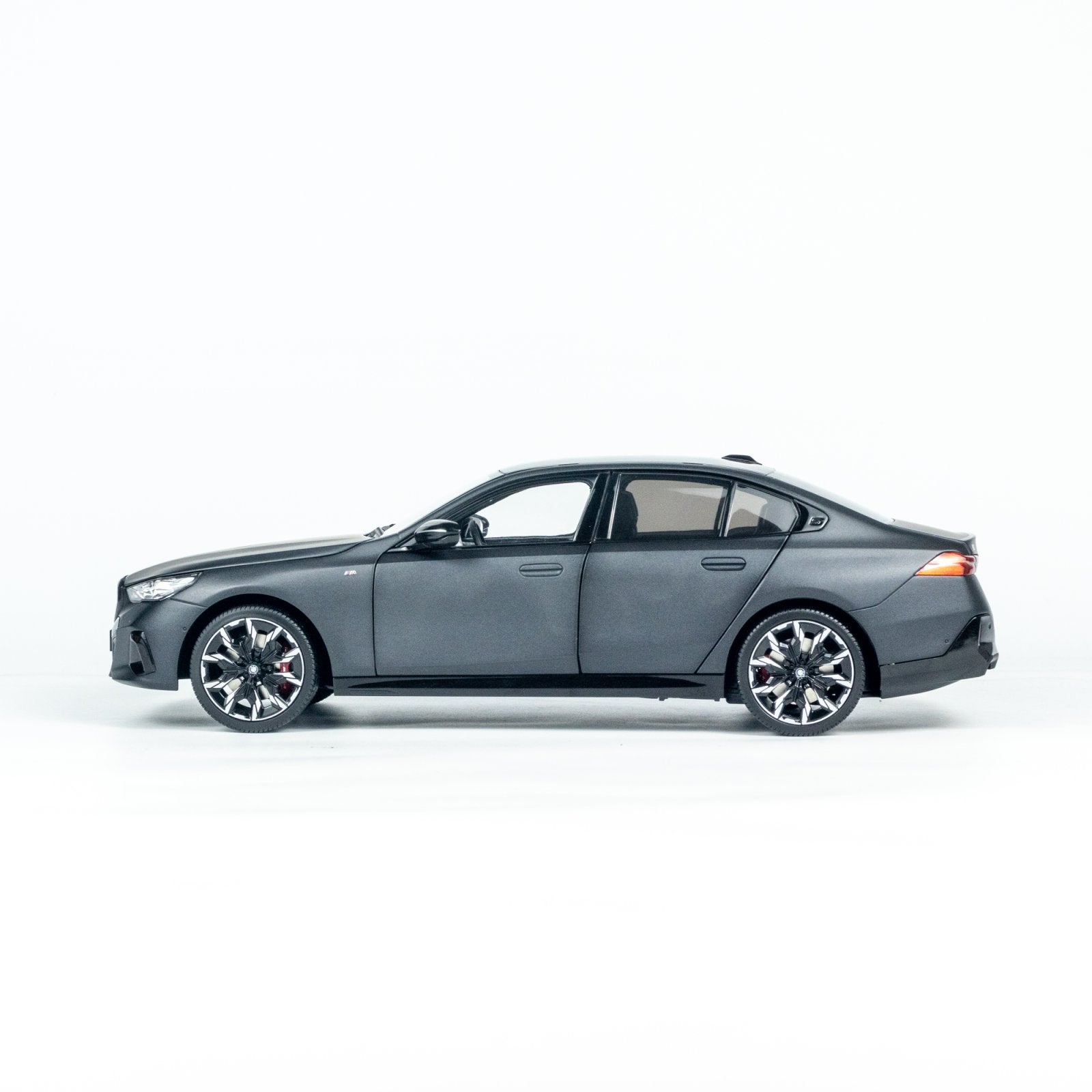 MINICHAMPS 1:18 BMW i5 - 2023 - Gray METALLIC 110023401 – Horizon