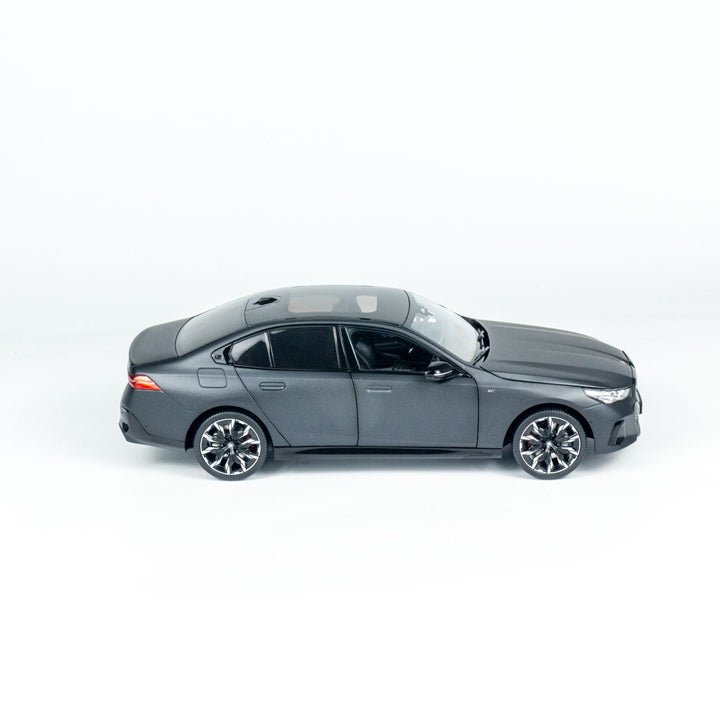 [Preorder] MINICHAMPS 1:18 BMW i5 - 2023 - Gray METALLIC 110023401