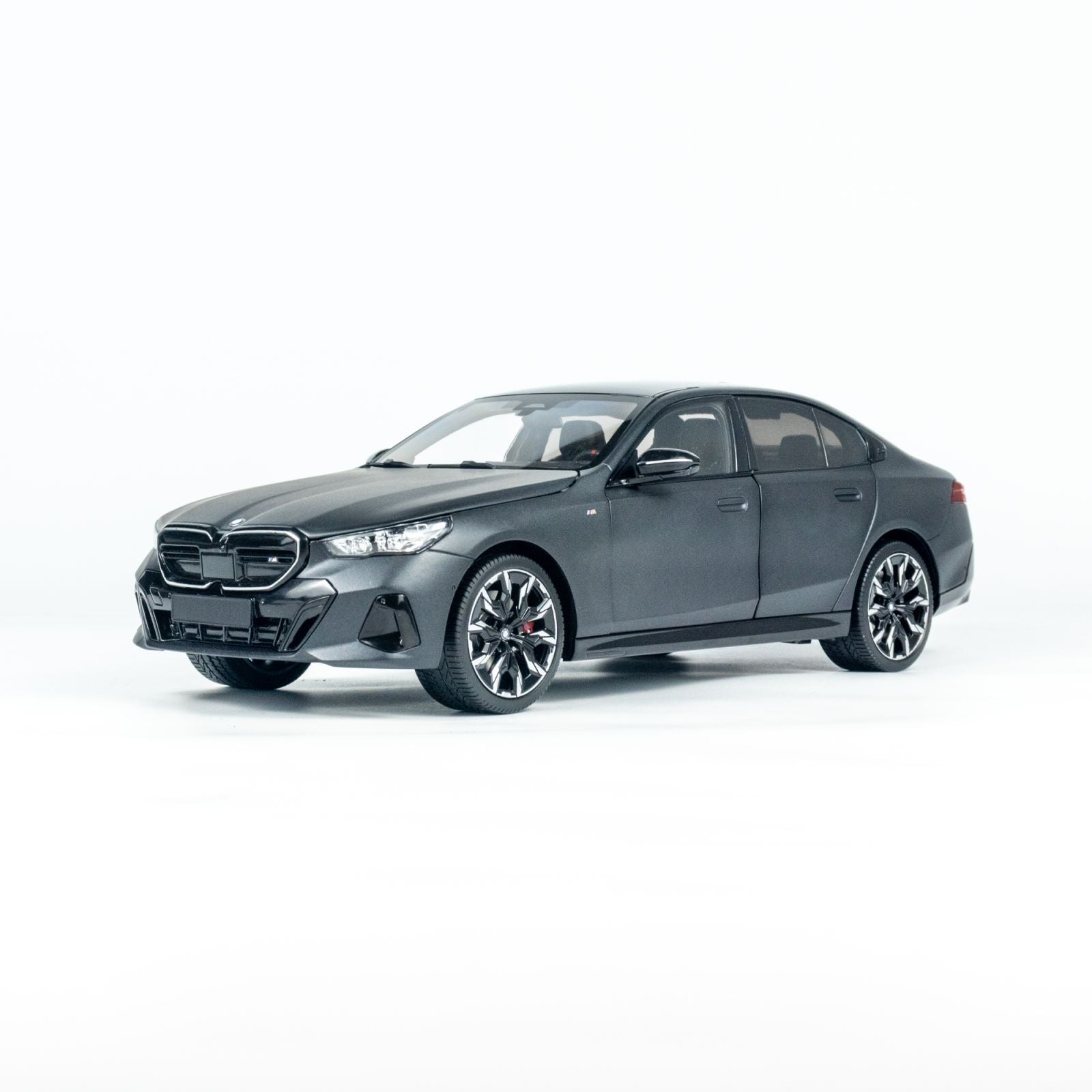 MINICHAMPS 1:18 BMW i5 - 2023 - Gray METALLIC 110023401 – Horizon