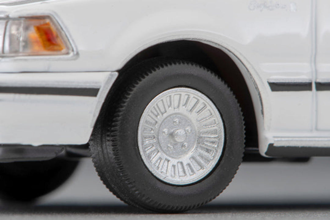 Tomytec TLVN 1:64 Toyota Crown Hardtop 3.0 Royal Saloon G (white) 1985