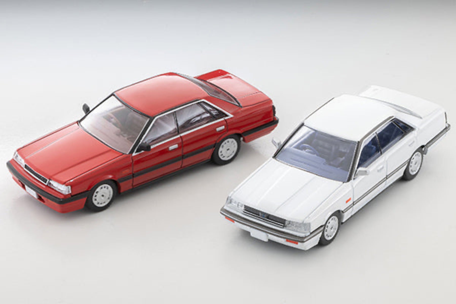 Tomytec TLVN 1:64 Nissan Skyline 4-door HT 1800 Passage (white