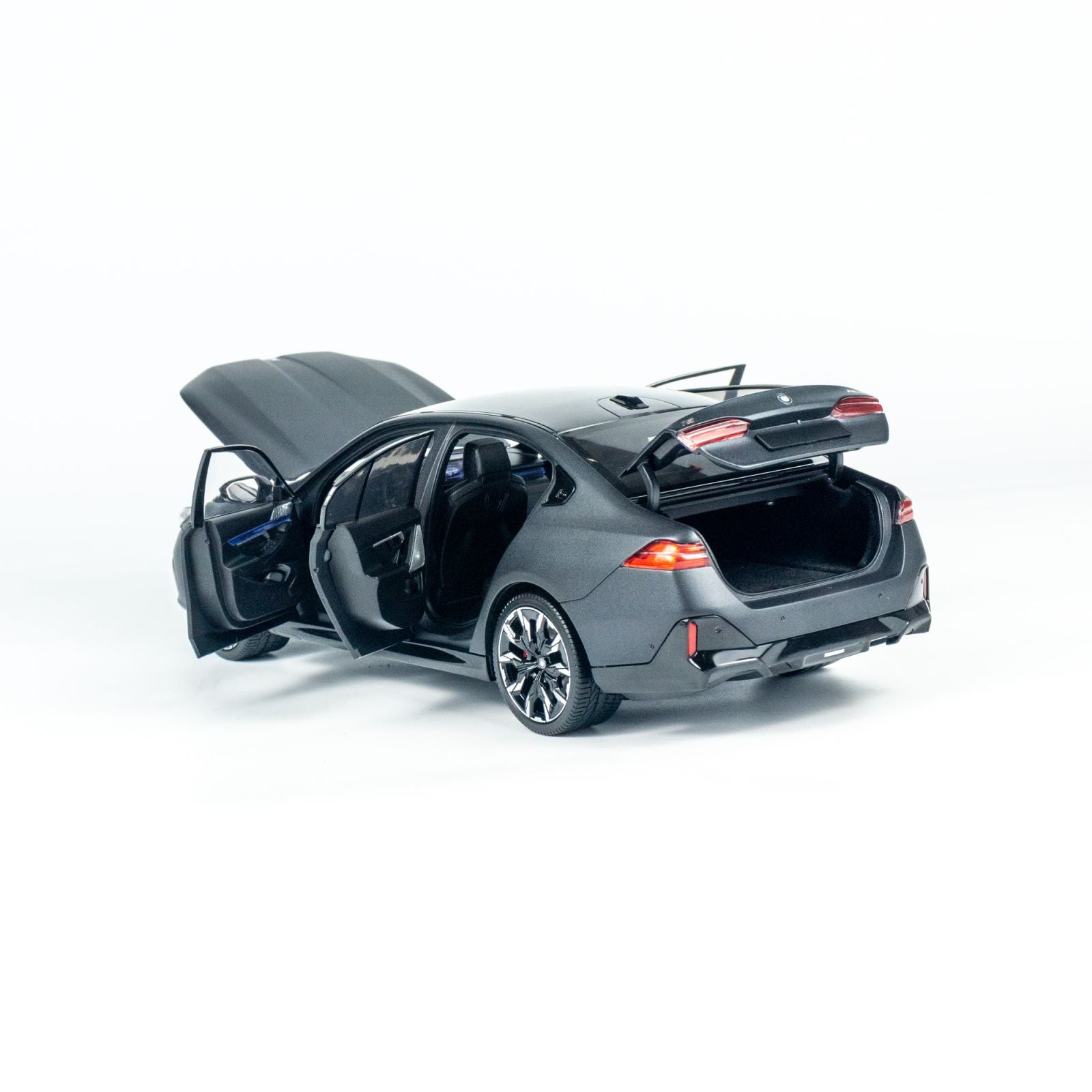 MINICHAMPS 1:18 BMW i5 - 2023 - Gray METALLIC 110023401 – Horizon