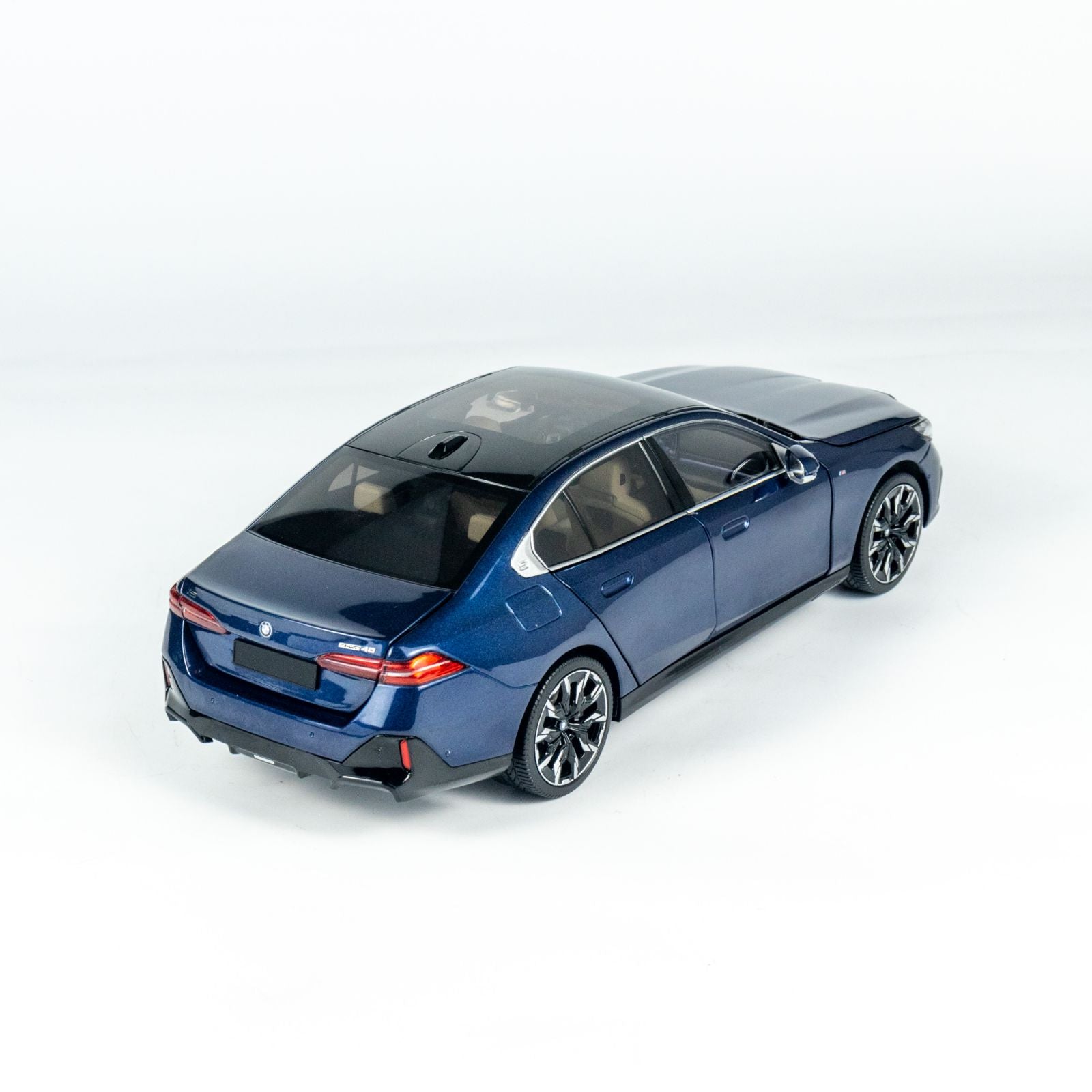 MINICHAMPS 1:18 BMW i5 - 2023 - BLUE METALLIC 110023400 – Horizon