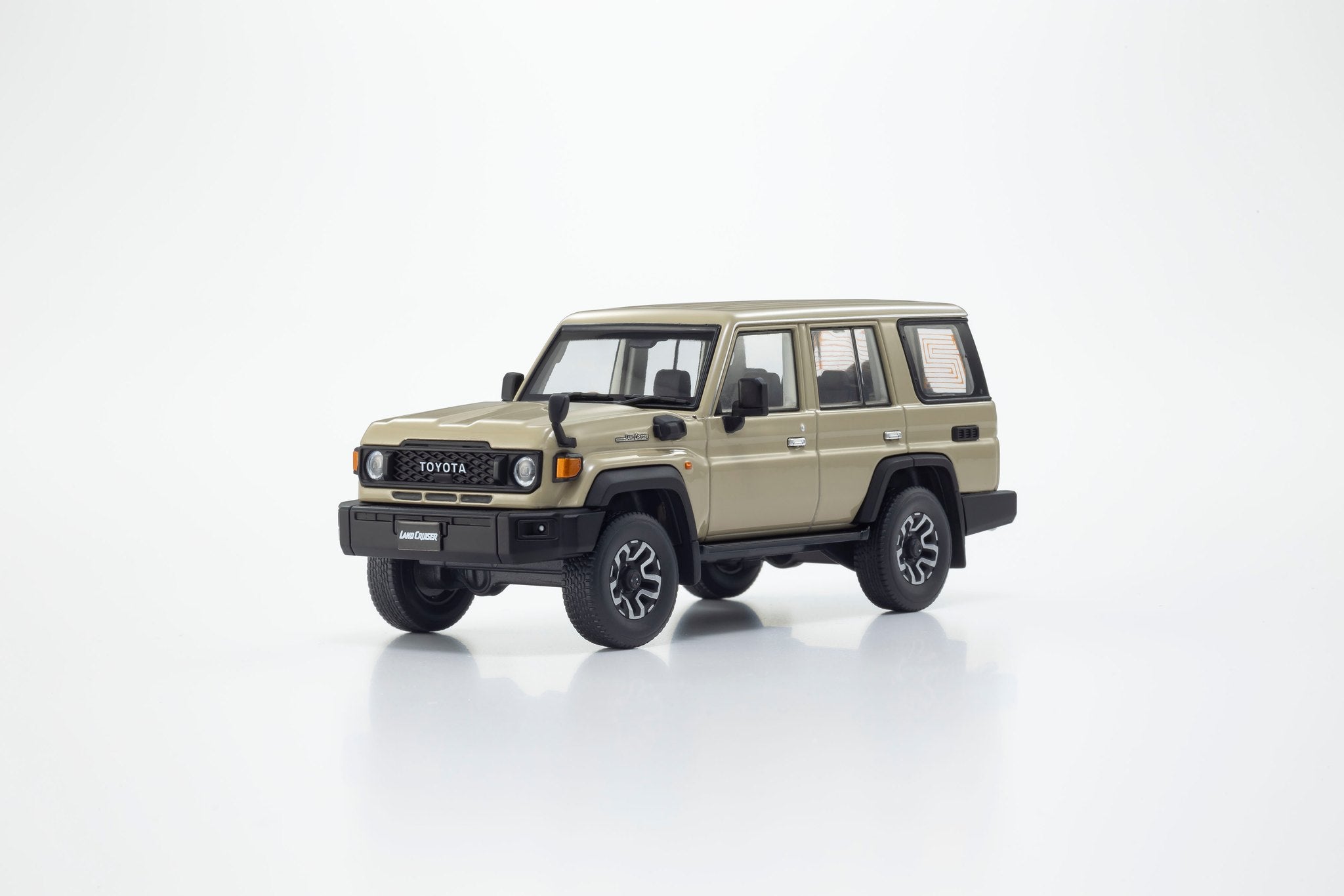 ミニカー KYOSHO Toyota LAND CRUISER 70 Beige Kyosho 1:43 Toyota Land Cruiser 70 4(3 Colours) 03928BE/03928W