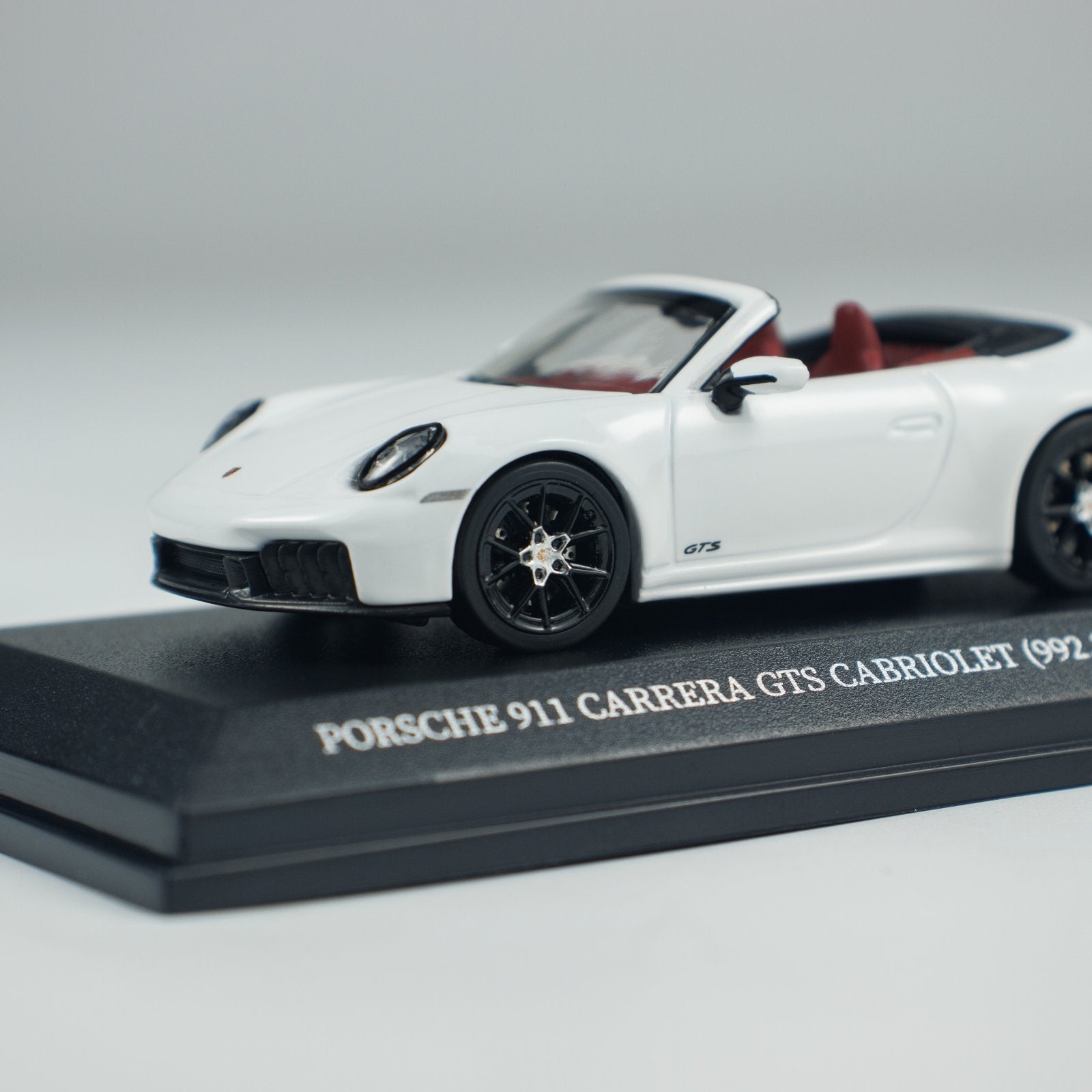 Minichamps 1:64 PORSCHE 911 (992.2) CARRERA GTS CABRIOLET CLDC