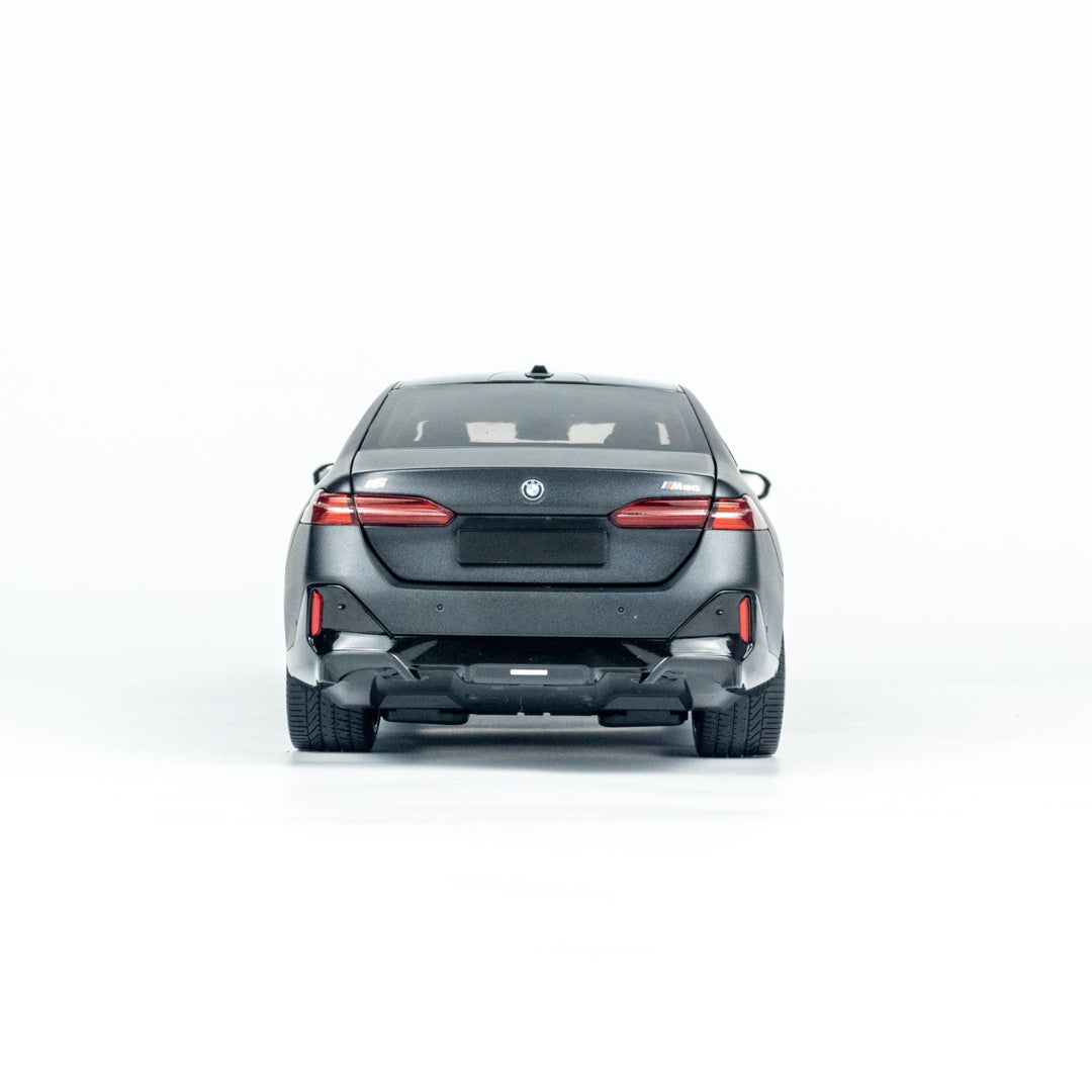 Minichamps 1:18 BMW i5 MATT GREY 2023 WITH OPENINGS Modèle Minichamps 1:18 BMW i5 MATT GREY 2023 WITH OPENINGS Modèle