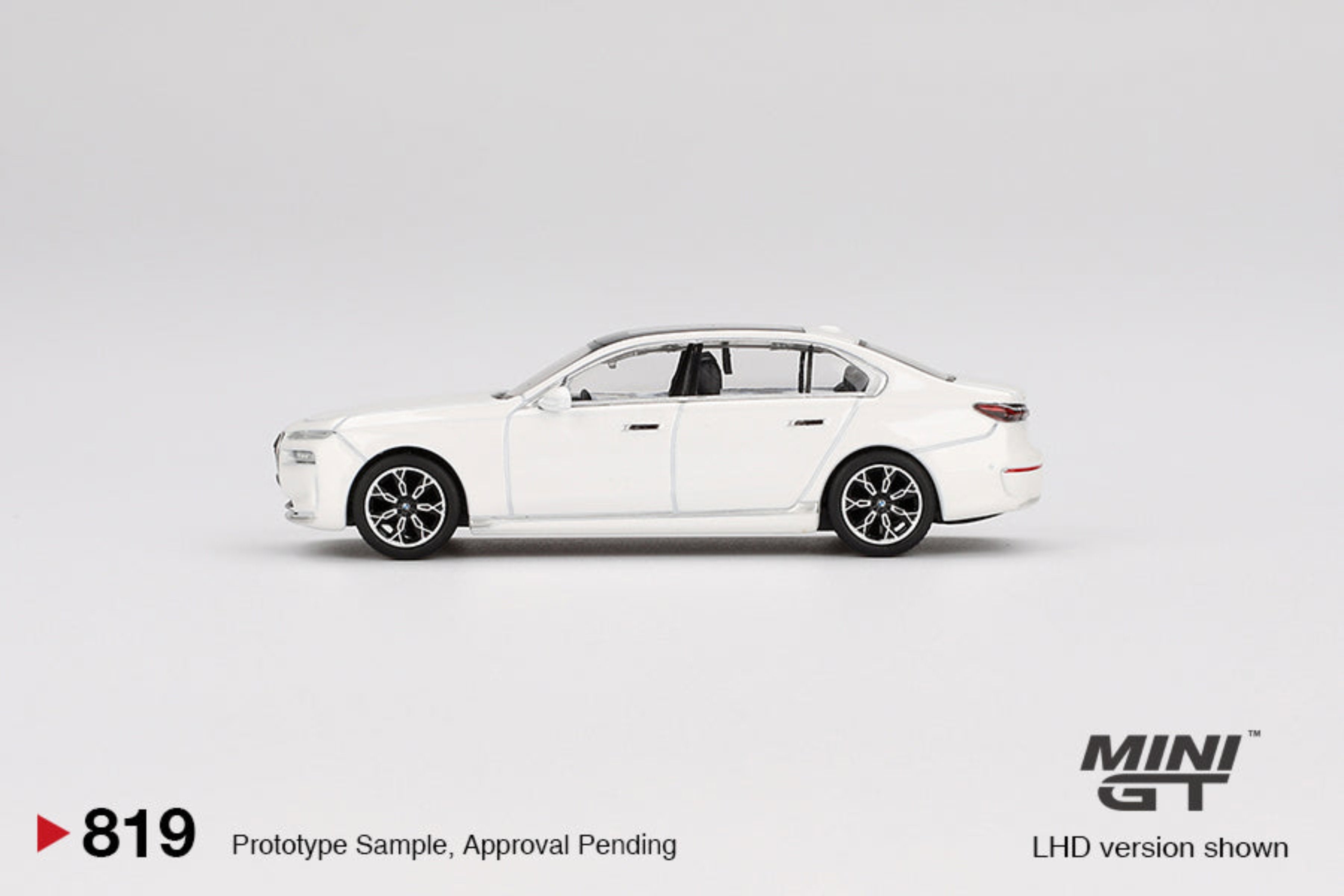 MINIGT 1:64 BMW i7 xDrive60 Mineral White MGT00819 – Horizon