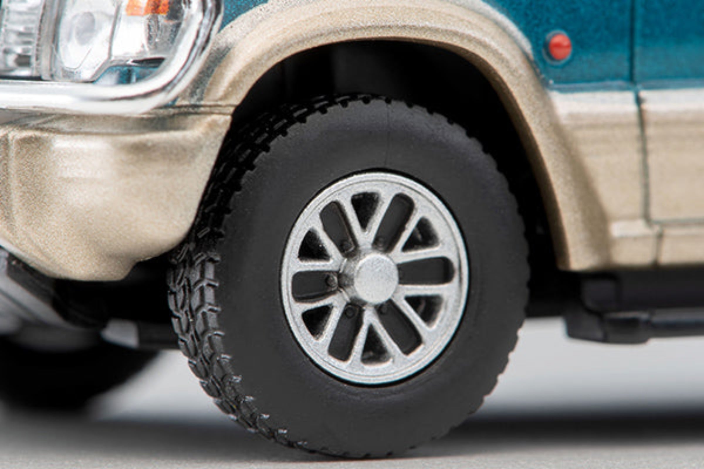 Tomytec TLVN 1:64 Mitsubishi Pajero Mid Roof Wide VR with optional