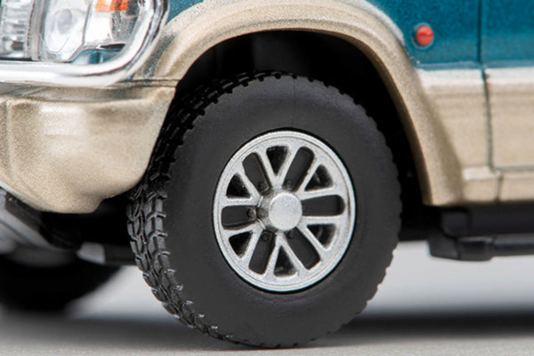 Tomytec TLVN 1:64 Mitsubishi Pajero Mid Roof Wide VR with optional parts (green/beige) 1991 with tent and figure