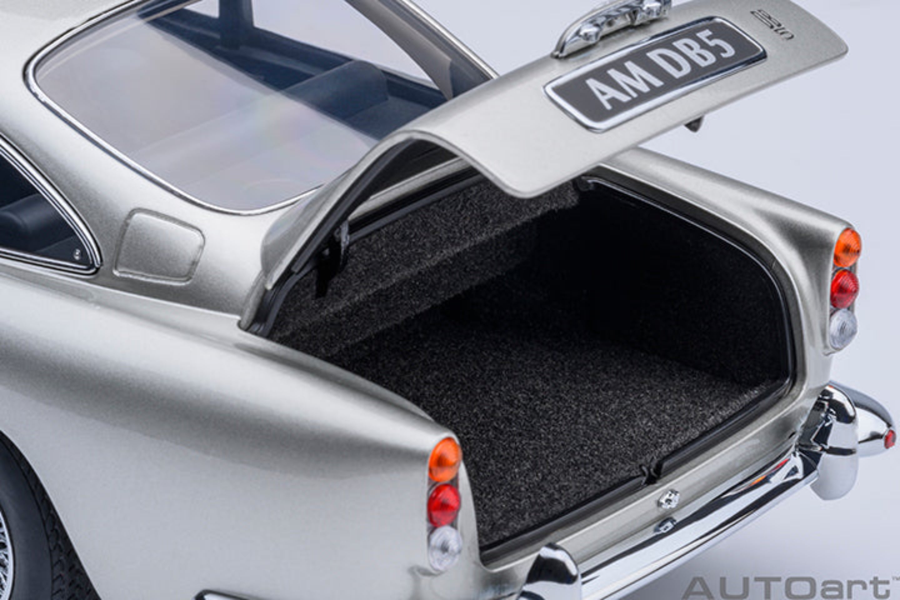 AUTOart 1:18 Aston Martin DB5 - Birch Silver 70287 – Horizon