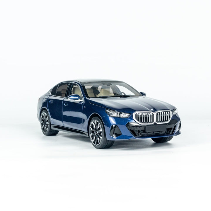 [Preorder] MINICHAMPS 1:18 BMW i5 - 2023 - BLUE METALLIC 110023400