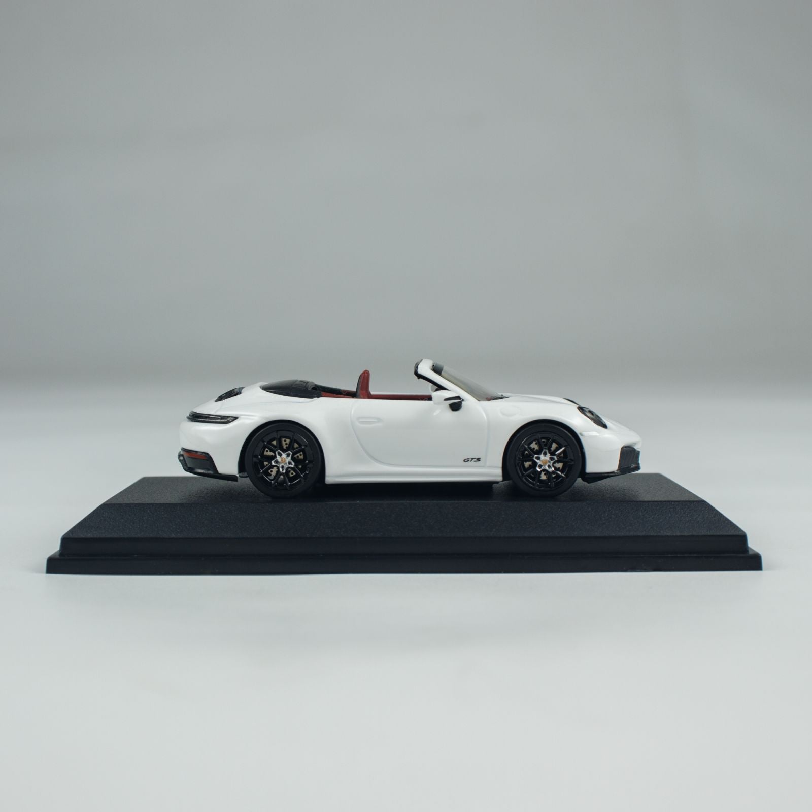 Minichamps 1:64 PORSCHE 911 (992.2) CARRERA GTS CABRIOLET CLDC