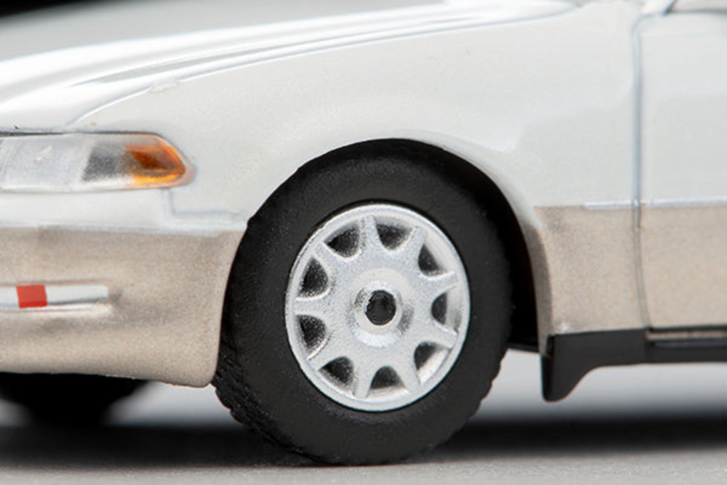 Tomytec TLVN 1:64 Toyota Mark II 2.5 Grande 1998 model (white/gold Tomytec TLVN 1:64 Toyota Mark II 2.5 Grande 1998 model (white/gold