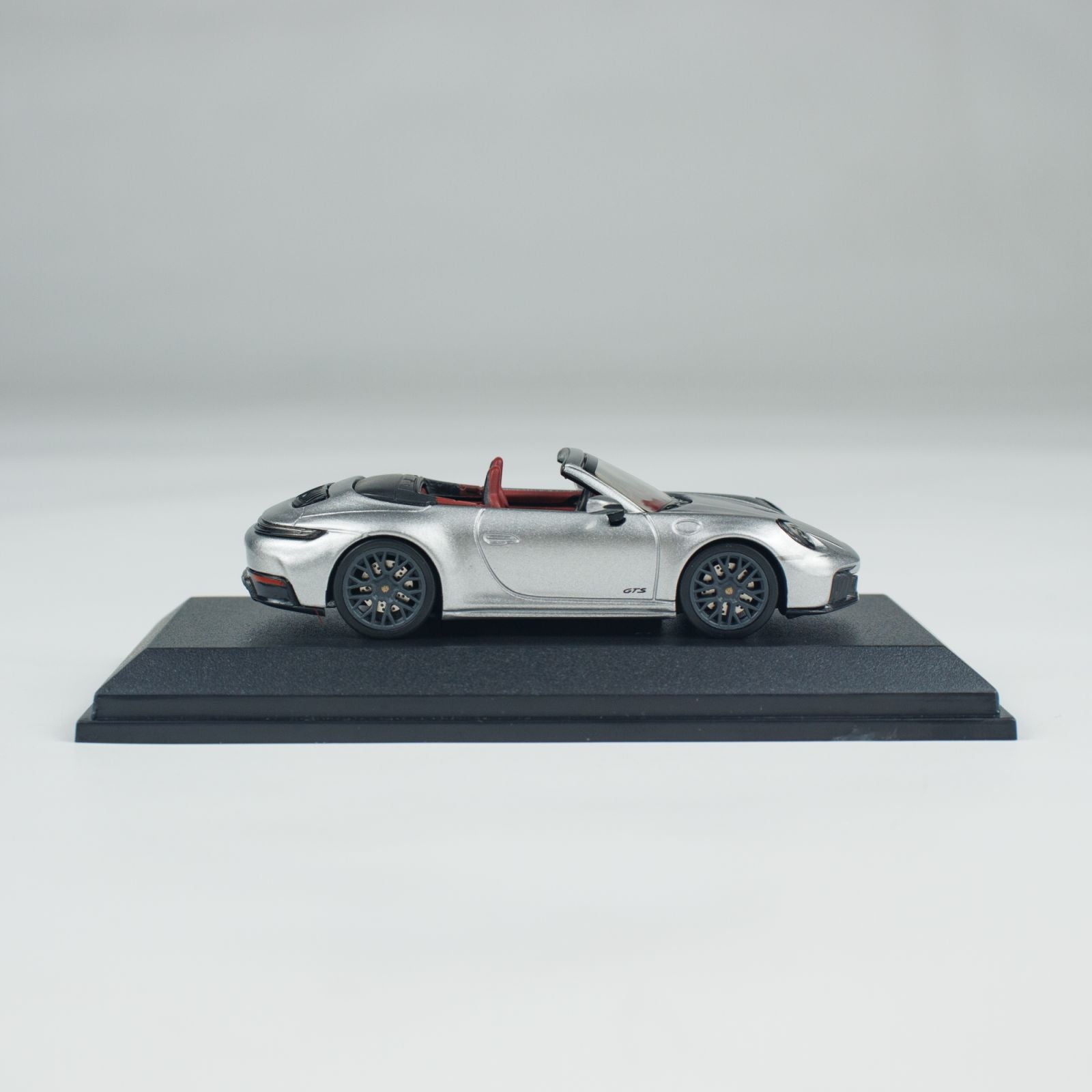 Minichamps 1:64 PORSCHE 911 (992.2) CARRERA GTS CABRIOLET CLDC