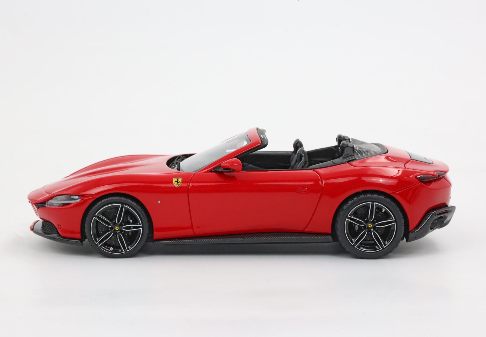 BBR Model 1:43 Ferrari Roma Spider cerchi neri Rosso Corsa 322