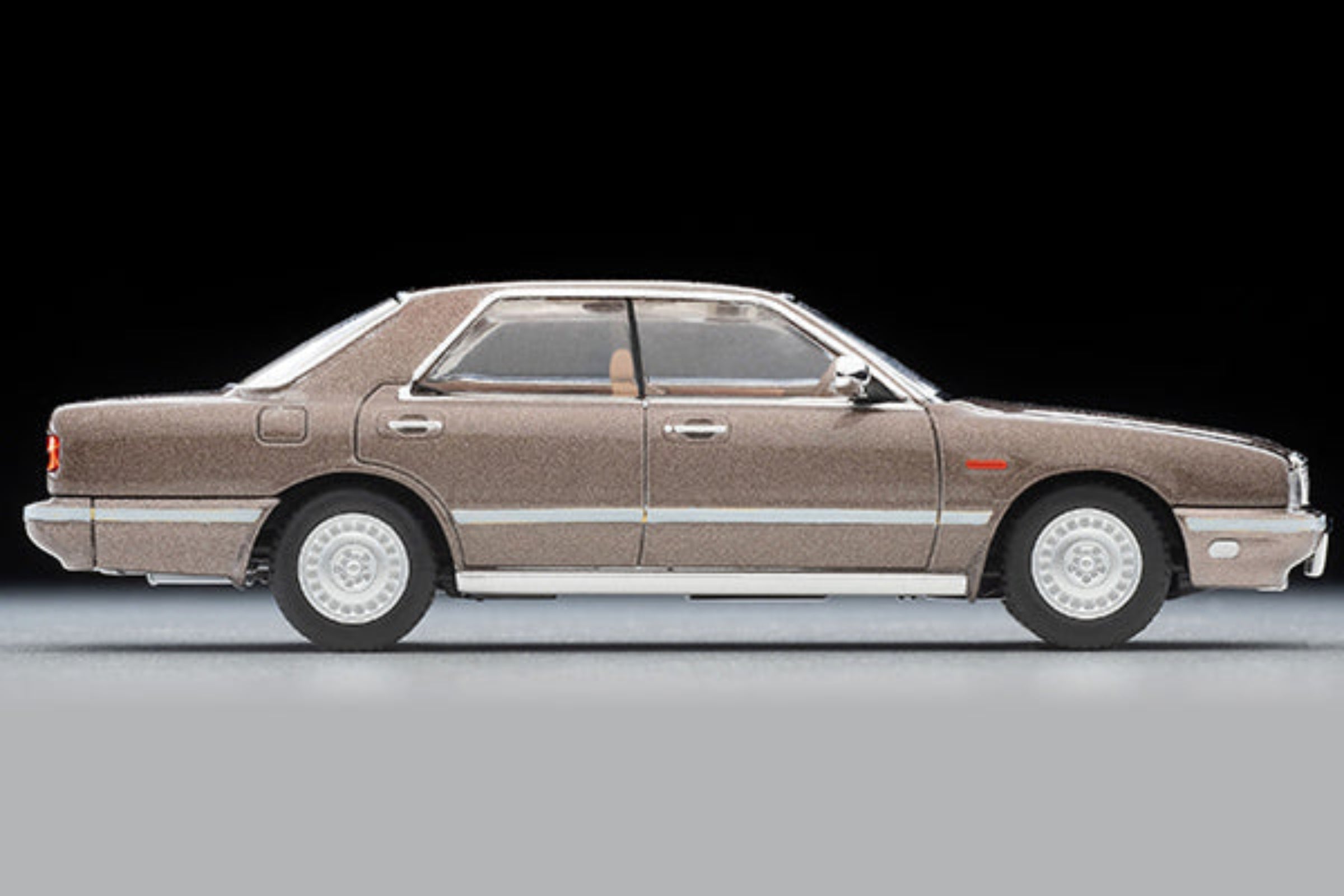 Tomytec TLVN 1:64 Nissan Cedric Cima TYPE-II Limited (brown) 1988