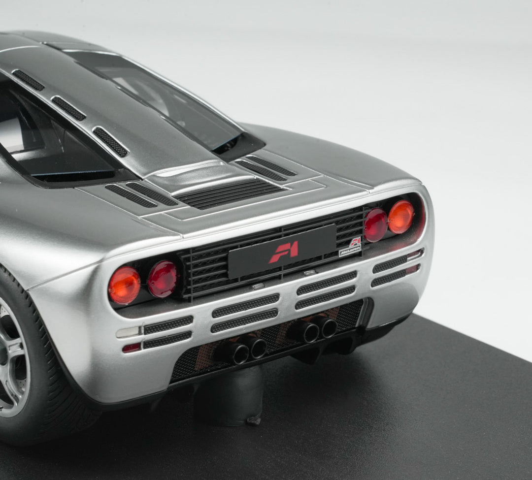 GT Spirit 1:18 McLaren F1 Silver with Acrylic Case CLDC045