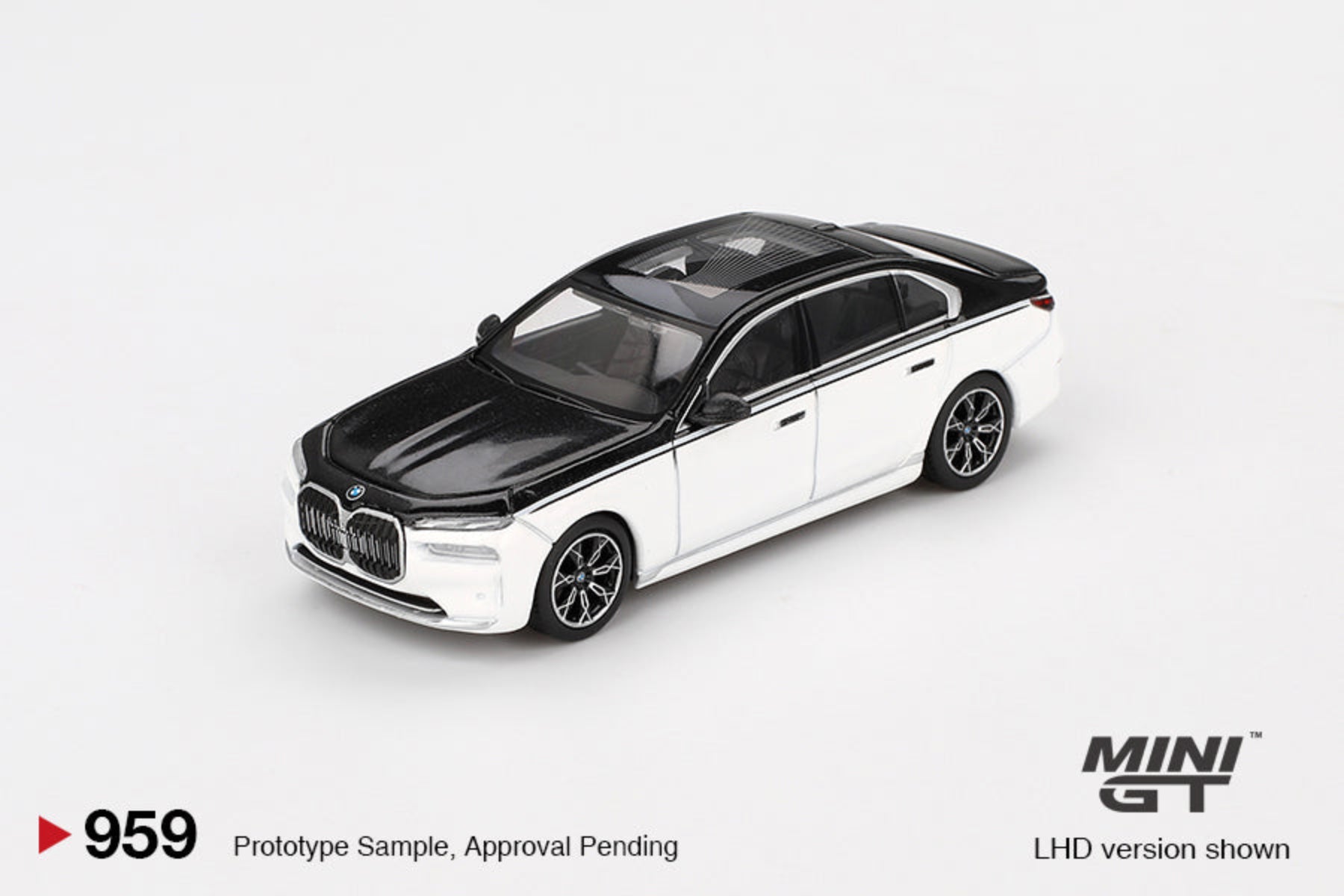 Preorder] MINIGT 1:64 BMW i7 xDrive60 Alpine White / Black