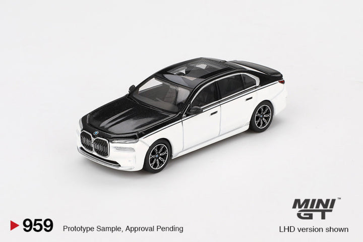 [Preorder] MINIGT 1:64 BMW i7 xDrive60 Alpine White / Black Sapphire MGT00959