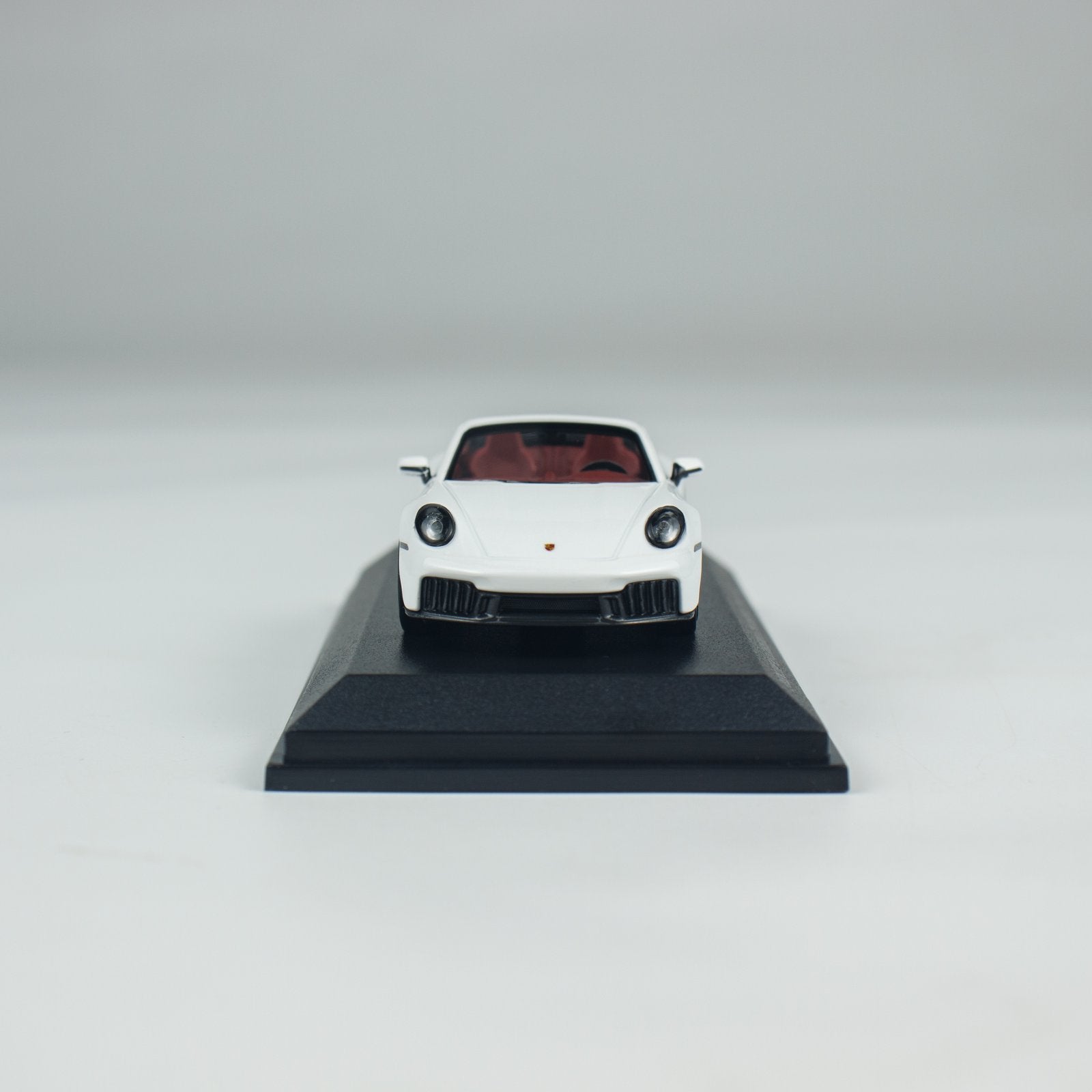 Minichamps 1:64 PORSCHE 911 (992.2) CARRERA GTS CABRIOLET CLDC