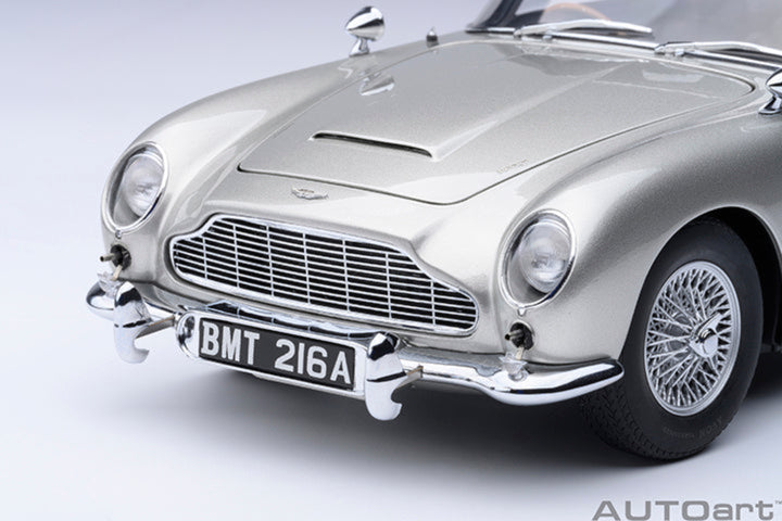 AUTOart 1:18 Aston Martin DB5 Goldfinger with Weapons 70296