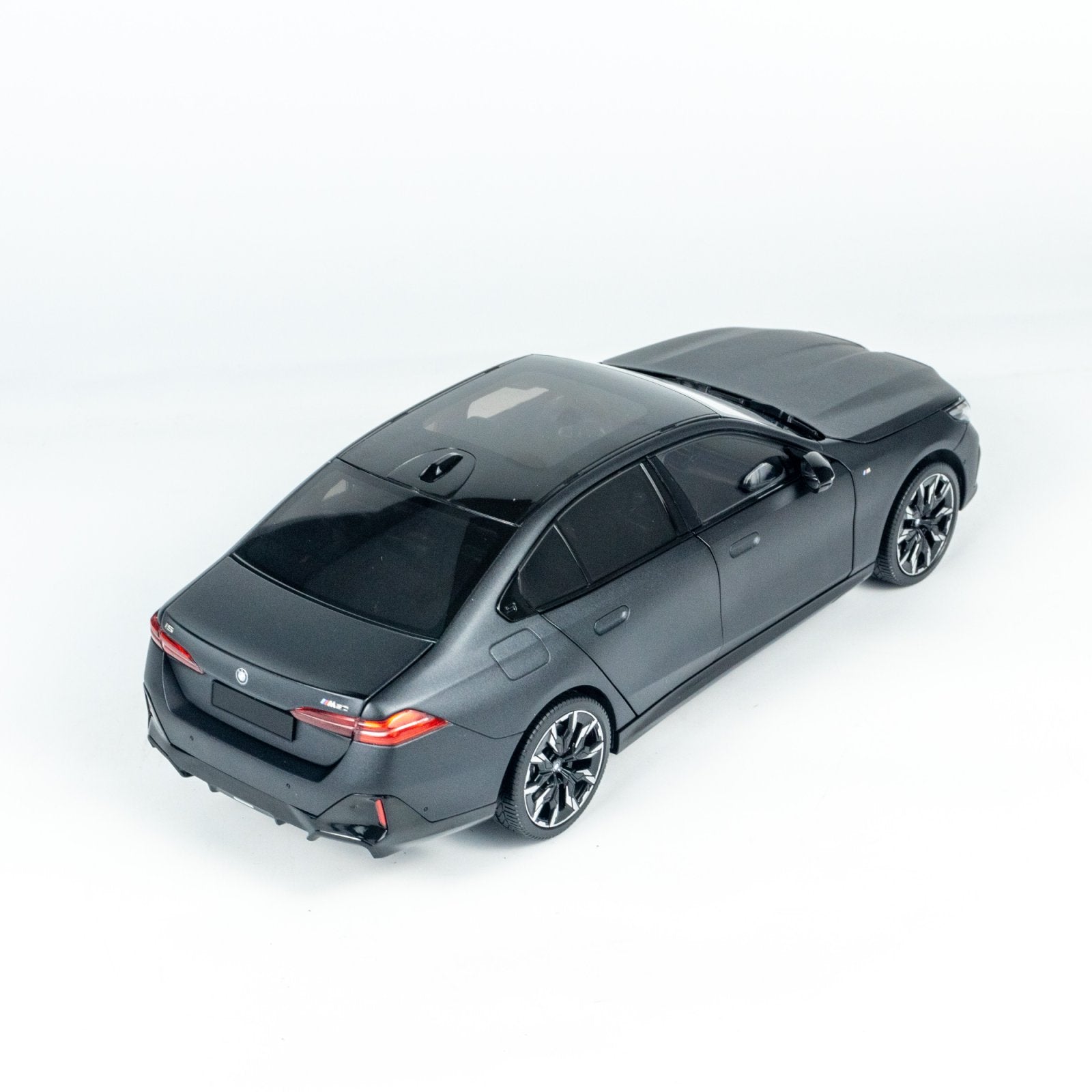 MINICHAMPS 1:18 BMW i5 - 2023 - Gray METALLIC 110023401 – Horizon