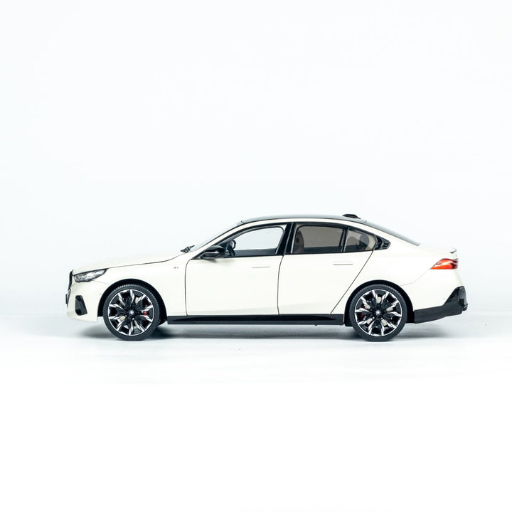 [Preorder] MINICHAMPS 1:18 BMW i5 - 2023 - WHITE METALLIC 110023402