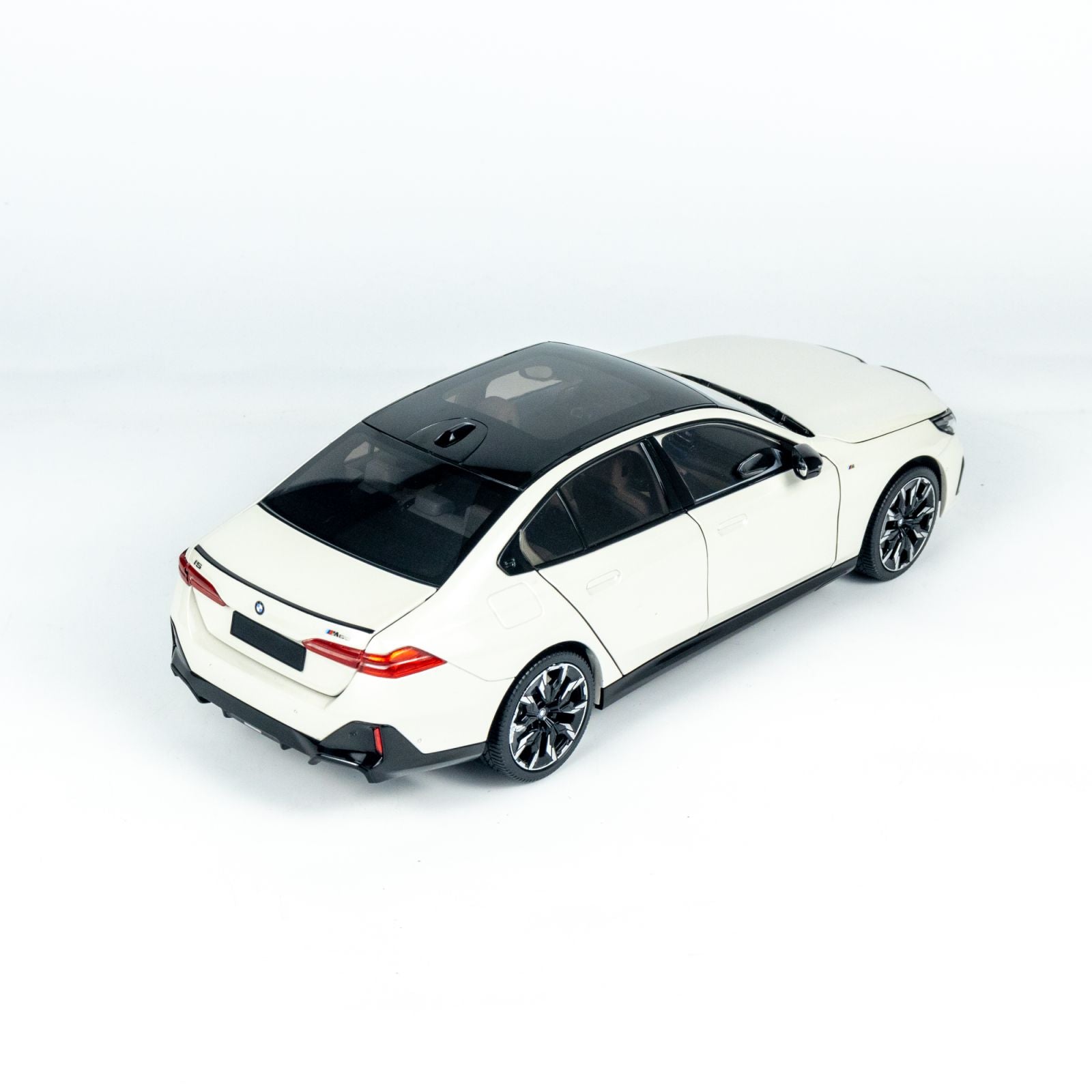 MINICHAMPS 1:18 BMW i5 - 2023 - WHITE METALLIC 110023402 – Horizon