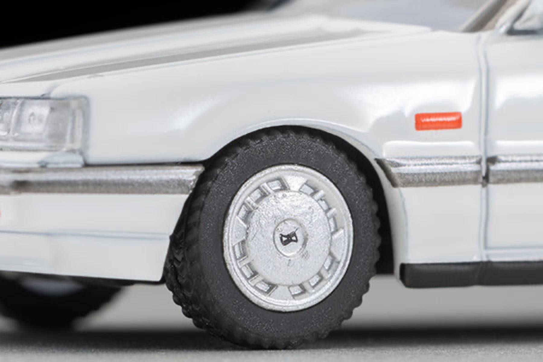 Tomytec TLVN 1:64 Nissan Skyline 4-door HT 1800 Passage (white