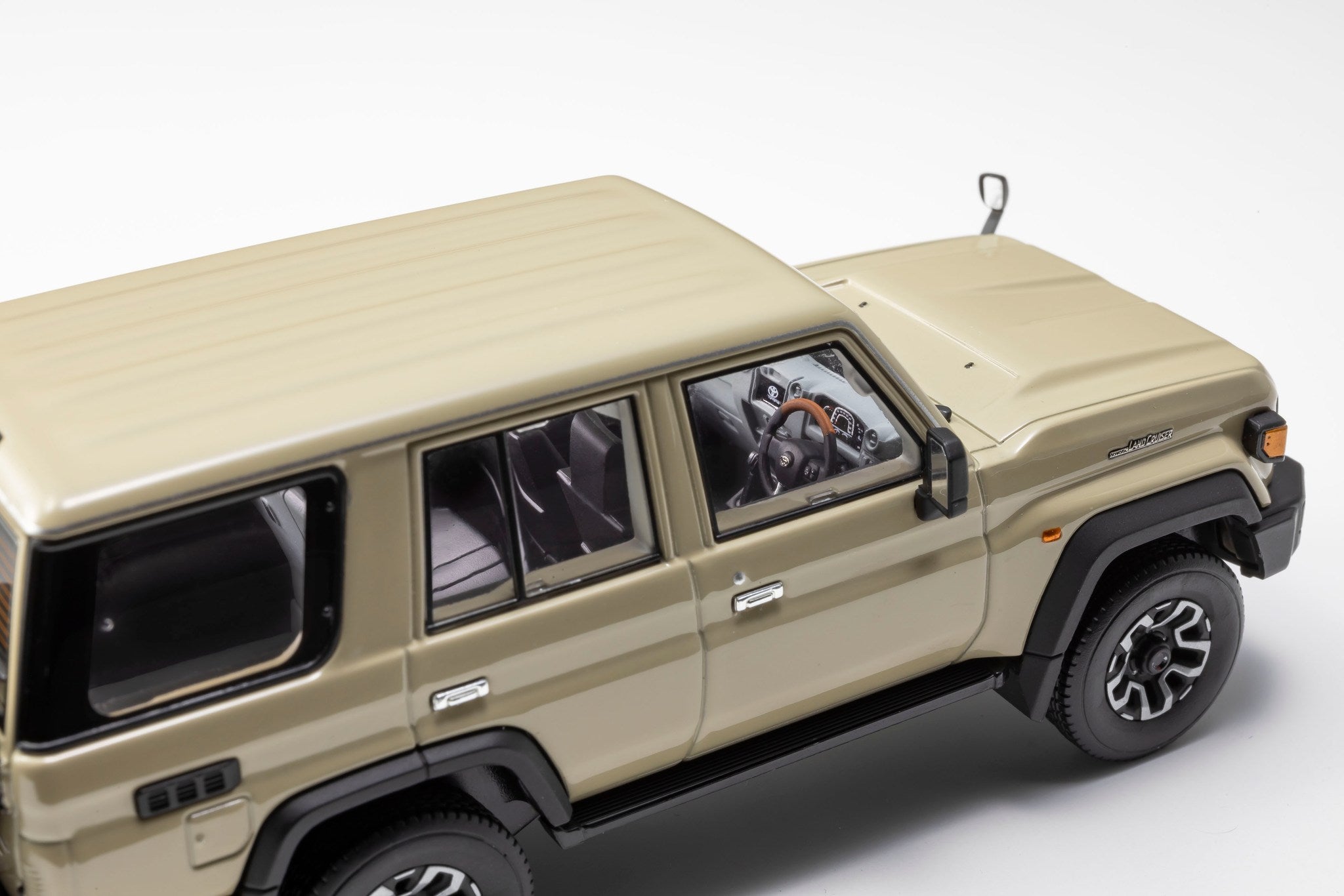 ミニカー KYOSHO Toyota LAND CRUISER 70 Beige Kyosho 1:43 Toyota Land Cruiser 70 4(3 Colours) 03928BE/03928W