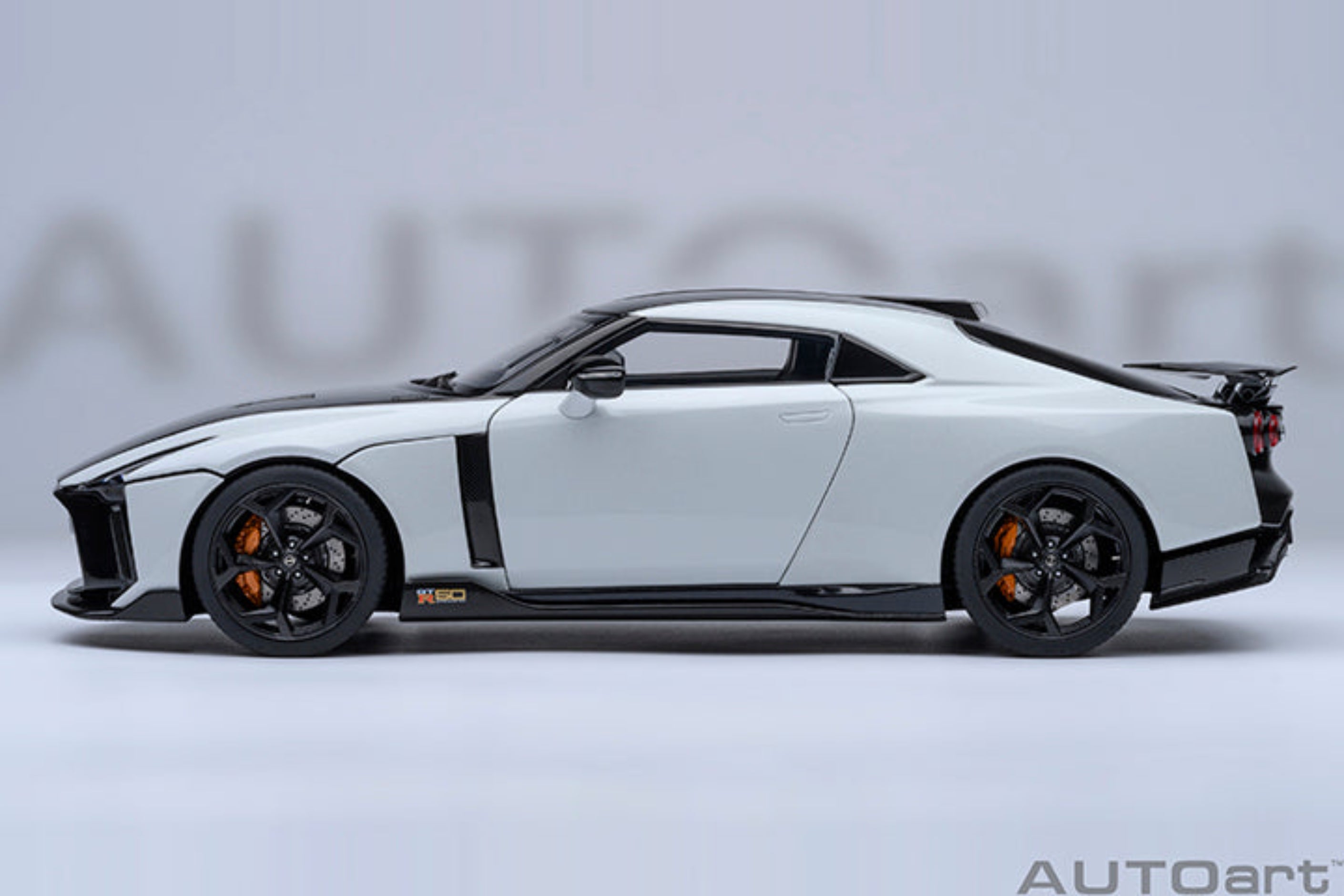 AUTOart 1:18 Nissan GT-R50 ITALDESIGN - Metallic White / Black