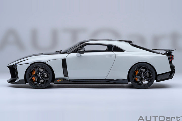 AUTOart 1:18 Nissan GT-R50 ITALDESIGN - Metallic White / Black 77511