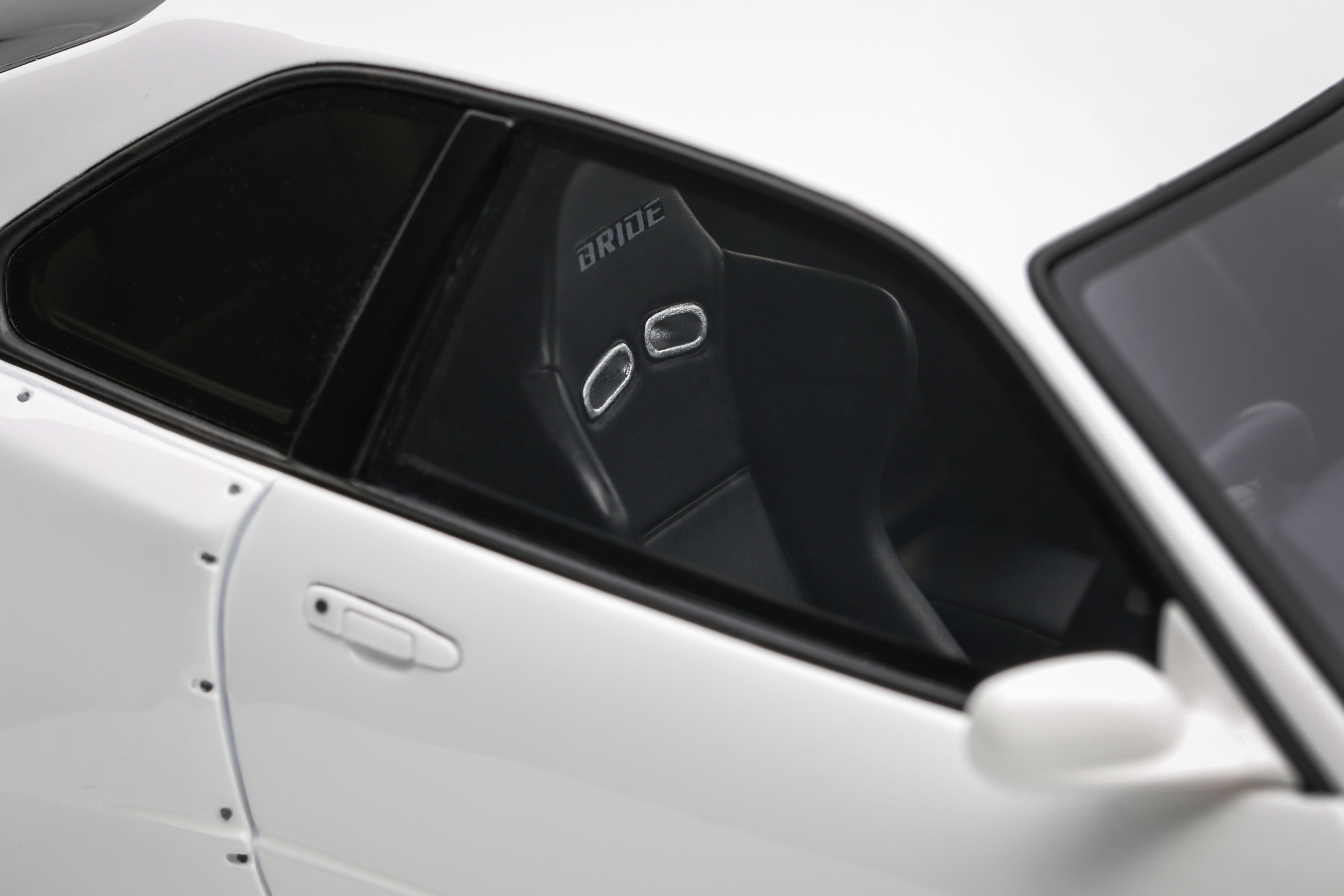 OttO 1:18 NISSAN SKYLINE GT-R (BNR34) BY KRC PEARL WHITE QX1 2019